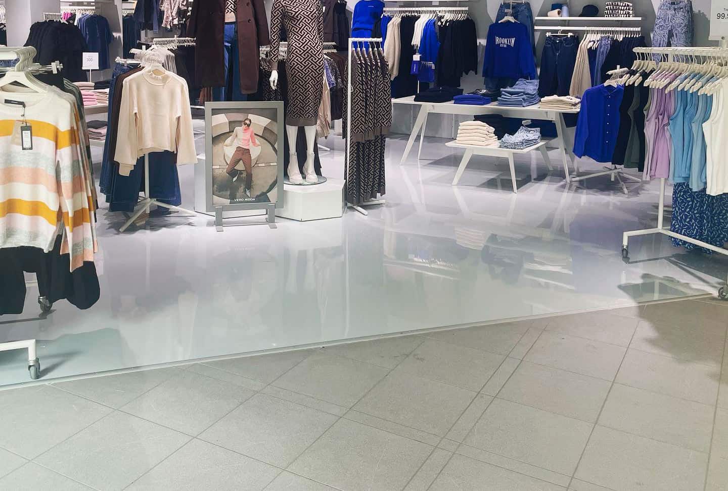 Epoxy gulv i tøj butik